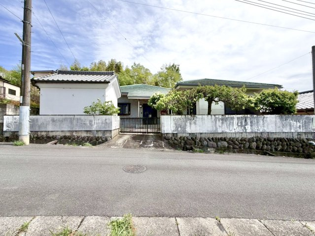 【中古戸建】桐生市堤町2丁目の外観|■外観｜ワンフロアならではの動線の良さや、家族のあたたかさを感じることができるコミュニケーションの取りやすさが魅力の平屋建てです。