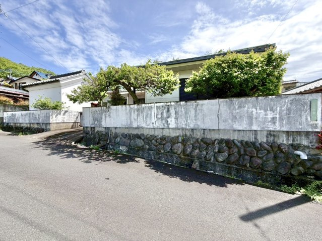 【中古戸建】桐生市堤町2丁目の外観|■外観｜外壁や植栽が目隠しとなり、プライベート空間を守ります。防犯にもなり安心です♪