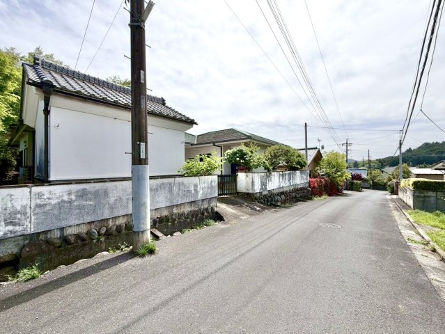 【中古戸建】桐生市堤町2丁目の前面道路含む現地写真|■外観｜周囲の見渡しが良く、車の出入りの際も安全確認がしやすいため、小さなお子様がいるご家庭でも安心です。
