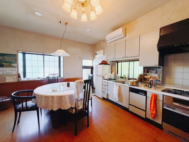 【中古戸建】桐生市堤町2丁目の居間・リビング|■キッチン｜独立キッチンのメリットは人目を気にせずお料理が出来ることです！来客時にも手元を見られない安心感があります。