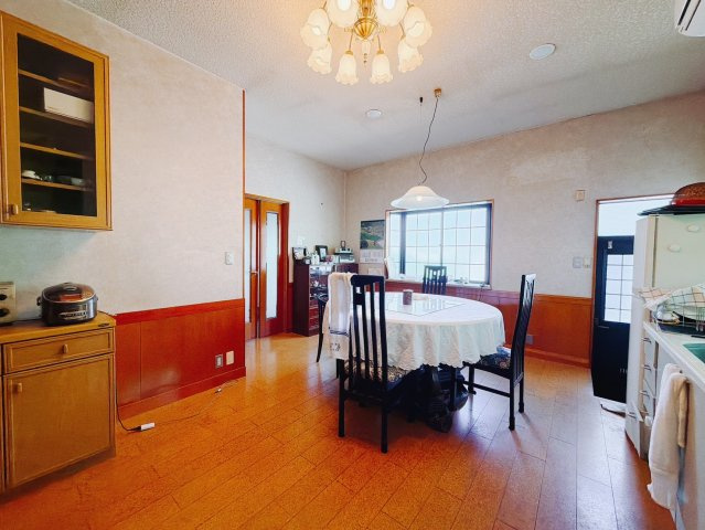 【中古戸建】桐生市堤町2丁目のキッチン|■キッチン｜キッチンの部屋が独立している為、お料理時の油の臭いや煙などが隣接するお部屋に充満しにくい造りとなっています♪