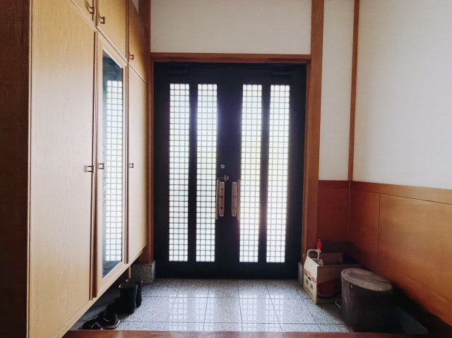 【中古戸建】桐生市堤町2丁目の玄関|■玄関｜収納豊富な玄関♪全身ミラー付き収納もあり、お出かけ前の身だしなみチェックもバッチリです！