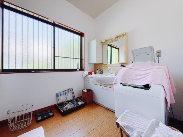 【中古戸建】桐生市堤町2丁目の独立洗面台|■洗面室｜通常より広いタイプの洗面所になっています。のびのびと使える洗面所には寒い冬にストーブをおいても邪魔になりません♪