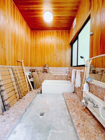 【中古戸建】桐生市堤町2丁目の浴室|■浴室｜デザイン性に優れた浴室♪1日の疲れを癒す、ゆったりとしたバスタイムをぜひお過ごしください(*＾＾*)大きな窓付きで嬉しい♪