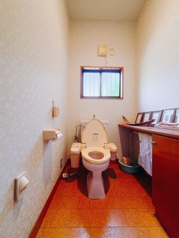 【中古戸建】桐生市堤町2丁目のトイレ|■トイレ｜二ヶ所トイレがございます♪小物を置けるスペースがあるのでトイレットペーパーのストックを置いておくのにも便利です♪写真などを飾ってもおしゃれですね♪