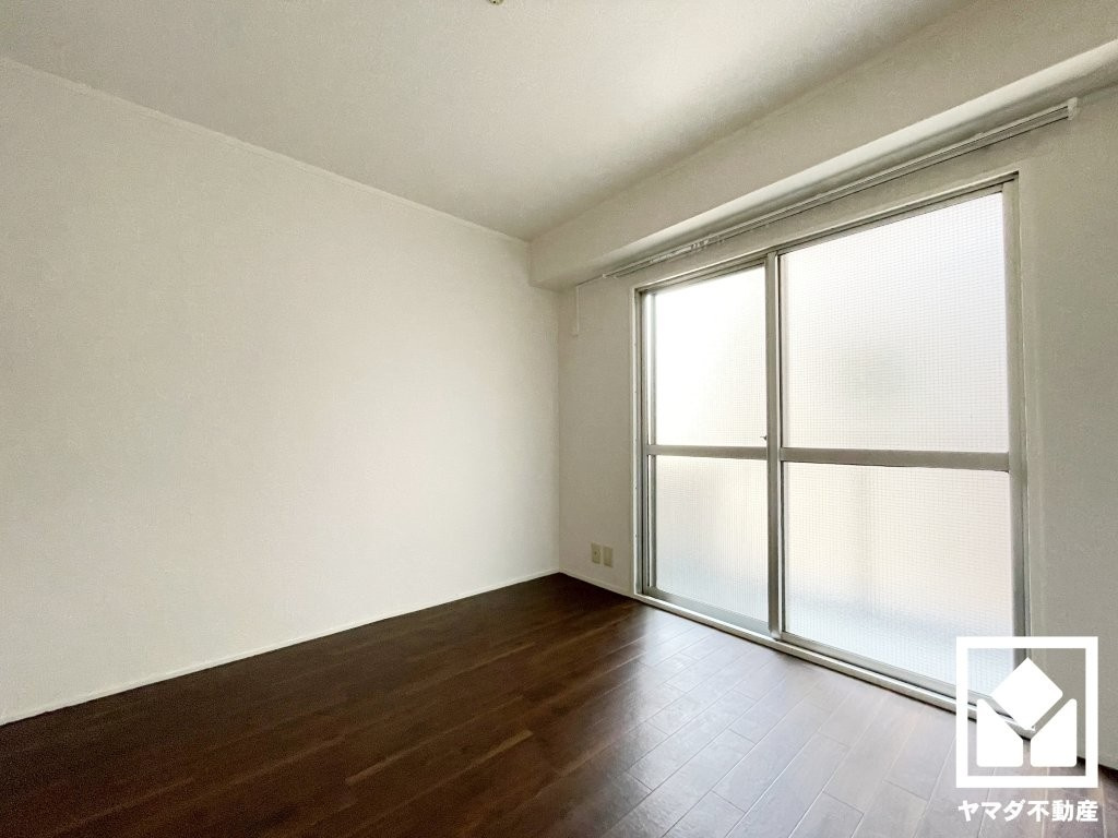 夙川カームマンションの洋室|バルコニーにつながるお部屋で、通風・陽当たり良好。おしゃれなインテリアが映える明るい洋室で、リラックスしたひとときを過ごせます。