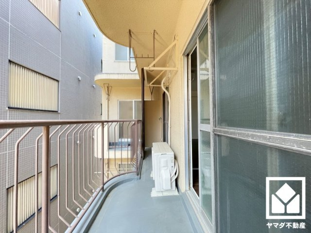 夙川カームマンションのバルコニー|西向きバルコニーで風通し良好。たっぷりの洗濯物も気持ちよく乾きます。