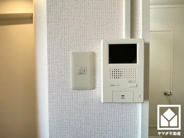 夙川カームマンションの設備|突然の来訪時でも安心なモニター付きインターホンを完備。お留守番中のお子様でも簡単に来訪者の確認ができます。