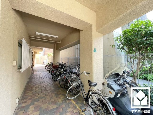 夙川カームマンションの駐輪場|駐輪場・バイク置場を設置。一部は屋根付きになっており、雨や風、直射日光からお乗り物を守ることができます。