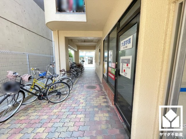 夙川カームマンションの駐輪場|都市ガス対応。月々の光熱費などのランニングコストを低く抑えやすい点が魅力です。