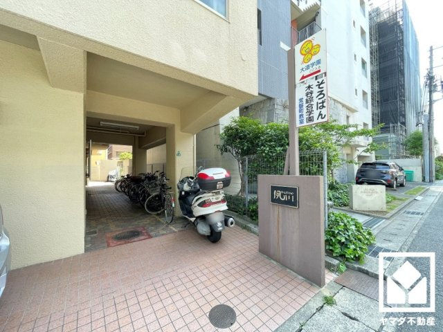 夙川カームマンションの駐輪場|阪神本線「西宮」駅まで徒歩約10分、JR東海道本線「さくら夙川」駅まで徒歩約13分、阪急神戸本線「夙川」駅まで徒歩約16分の立地。