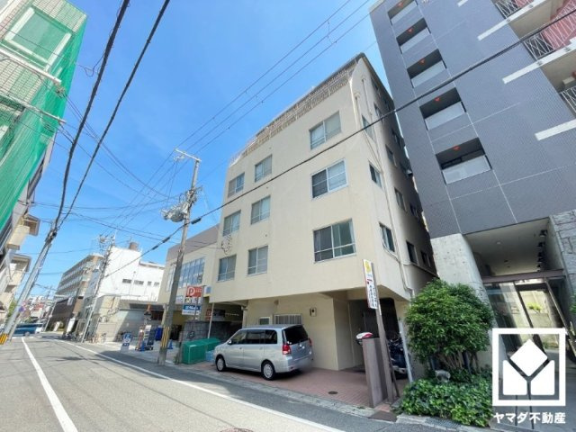 夙川カームマンションの外観|「スーパーマルハチさくら夙川店」まで徒歩1分、「JA兵庫六甲農協市場館彩菜さくら」まで徒歩2分、「ファミリーマート西宮桜谷店」まで徒歩5分など、他にもお買い物施設が徒歩圏内に複数あり便利な住環境です。