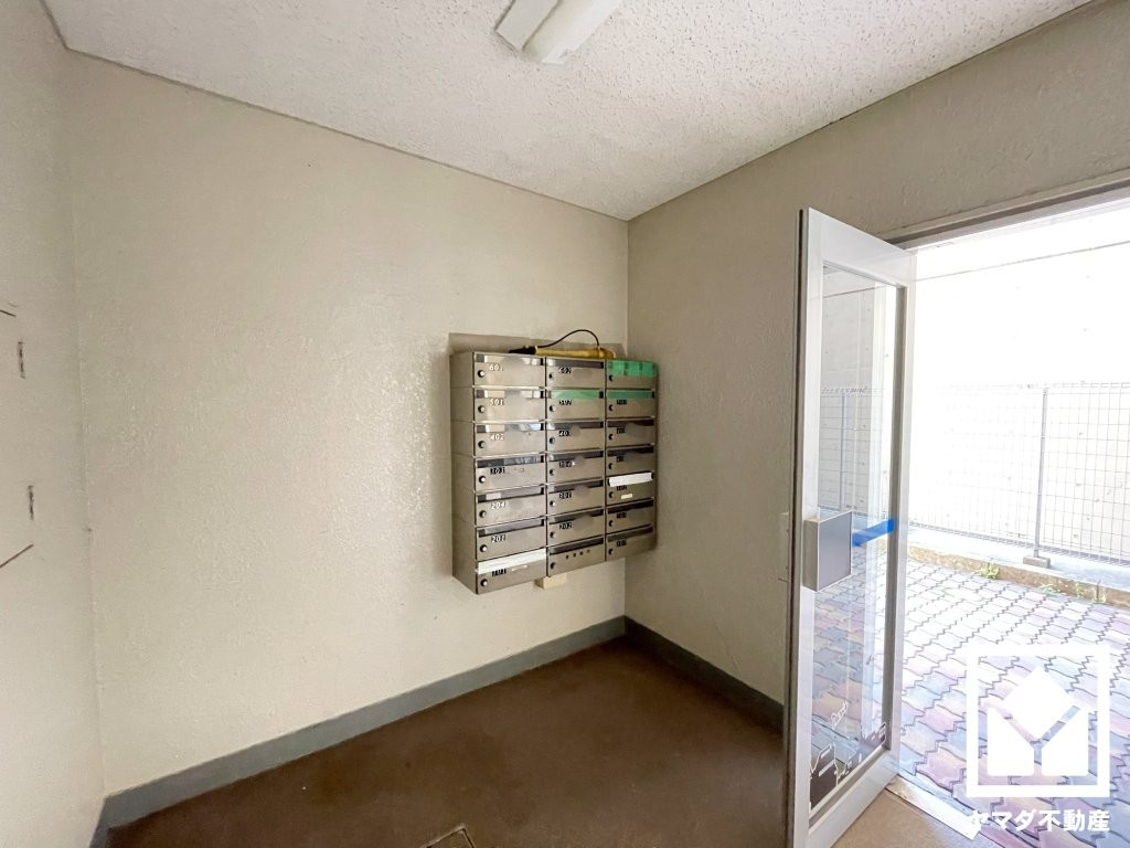 夙川カームマンションのその他共用部分|共用部には日常の郵便物受け取りに便利な集合ポストが備わっています。住まいの利便性を支える設備のひとつです。