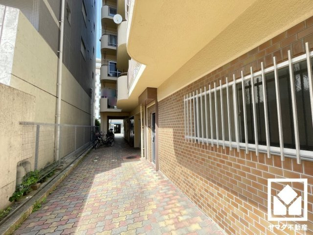 夙川カームマンションのその他共用部分|「西田公園」では万葉集に詠まれた植物72種が植栽されており、四季の移ろいとともに歴史を身近に感じられます。ウォーキングや生活動線として日常的に活用でき、自然の潤いを日々の暮らしに取り入れられる環境です
