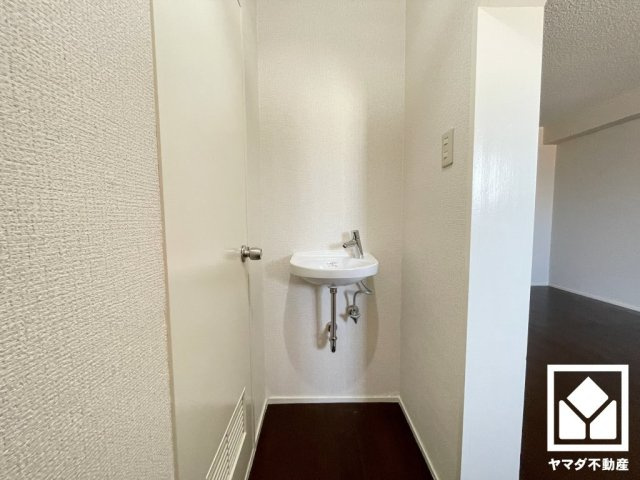 夙川カームマンションの洗面所|シンプルで美しい、どんなインテリアにもマッチする洗面台です。