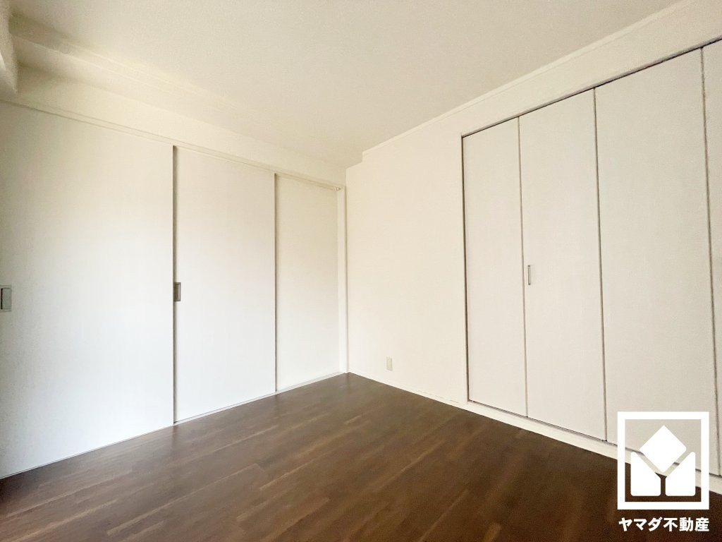 夙川カームマンションの寝室|約6帖の洋室です。リビングに隣接する引き戸のお部屋で、一体利用も可能。全居室フローリングでお掃除もラクラクです。