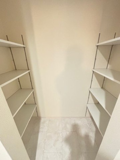【収納】 | 東広島市高屋町高屋堀（全2区画）1号棟 | ランドリールーム内には可動棚の大型収納を設置。洗剤のストックやタオル類はもちろん、着替えやパジャマも収納可能です。乾いた衣類をその場で片付けられるため、家事効率が向上します。
