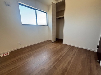 【洋室】 | 東広島市高屋町高屋堀（全2区画）1号棟 | 2階に配された全4居室には、それぞれクローゼットを完備。2面採光を確保した明るい空間で、子供部屋やテレワークスペースなど、家族構成や変化に合わせて多目的に活用いただけます。