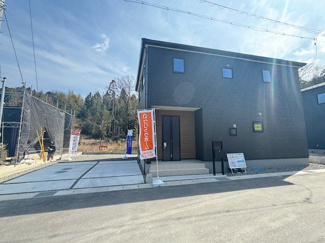 【外観】 | 東広島市高屋町高屋堀（全2区画）1号棟 | 黒を基調としたモダンな外観デザイン。3台駐車可能なスペースを確保しており、来客時や家族の増車にも柔軟に対応できます。玄関前のアプローチはフラットで、荷物の多い日もスムーズに移動可能です。