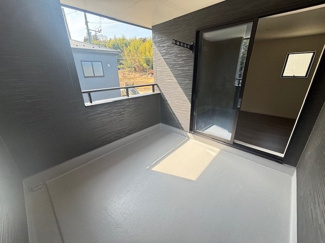 【バルコニー】 | 東広島市高屋町高屋堀（全2区画）1号棟 | 約4.5帖（7.45㎡）の広々としたインナーバルコニー。深い軒があるため、急な雨でも洗濯物が濡れにくく安心です。周囲からの視線を遮る設計となっており、プライベートな屋外空間として活用いただけます。