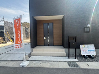 【玄関】 | 東広島市高屋町高屋堀（全2区画）1号棟 | 木目調のアクセント壁が温かみを添える玄関ポーチ。屋根があるため雨の日でも落ち着いて鍵の出し入れが可能です。スタイリッシュな門柱が設置されております。