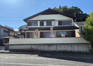 【外観】 | 廿日市市阿品4丁目【87坪】【中古戸建】 | 住友林業施工、延床面積186平米超のゆとりある5LDK。87坪の広大な敷地を活かし、縦列3台の駐車スペースを確保しています。南東向き道路に面し、陽当たり・通風共に良好な住環境が魅力の邸宅です。