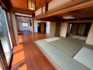 【居間・リビング】 | 廿日市市阿品4丁目【87坪】【中古戸建】 | 陽光が差し込む広縁を備えた、本格的な和室です。8帖の和室が2間続きとなっており、建具を開放することで大空間として活用可能。おもてなしの場や、ご家族の団らんの場として多目的にご利用いただけます。