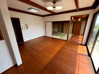 【居間・リビング】 | 廿日市市阿品4丁目【87坪】【中古戸建】 | キッチンから室内を見渡せる対面構造のLDです。隣接する和室と合わせ、奥行きのある住空間が広がります。意匠を凝らした照明や木目調の天井が、落ち着きのある室内雰囲気を創り出しています。