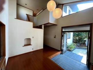 【玄関】 | 廿日市市阿品4丁目【87坪】【中古戸建】 | 吹き抜け構造による開放感あふれる玄関ホールです。デザイン性の高い照明や、地窓から差し込む光が上質な空間を演出します。ゆとりある上がり框や収納力の高いシューズボックスなど、機能面も充実しています。