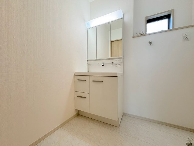新築戸建　岐阜市東鶉5丁目　全5区画分譲の独立洗面台|三面鏡付シャンプードレッサー洗面化粧台です。三面鏡の裏側に収納スペースがあります。