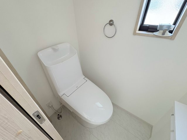 新築戸建　岐阜市東鶉5丁目　全5区画分譲のトイレ|トイレはシンプルな造りで、衛生的な空間を演出しています。
