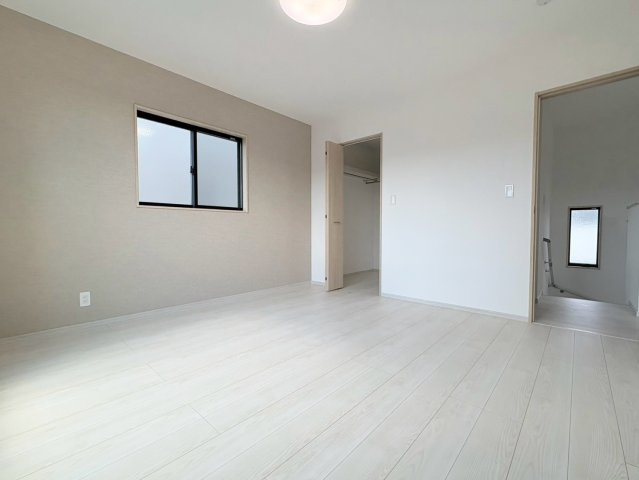 新築戸建　岐阜市東鶉5丁目　全5区画分譲の寝室|全居室に収納を完備！主寝室には大型クローゼットをご用意。窓は省エネ効果のあるペアガラスを採用。
