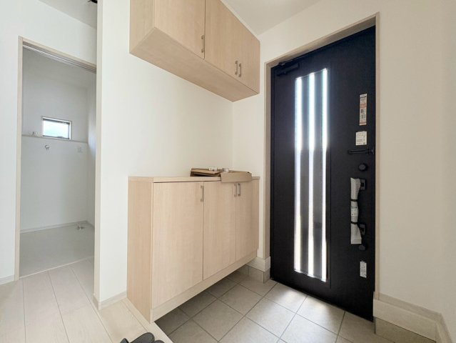 新築戸建　岐阜市東鶉5丁目　全5区画分譲の玄関|玄関ドアの取っ手ハンドル部分にセンサーがついており、カードやシールタイプのキーで開け閉めができます