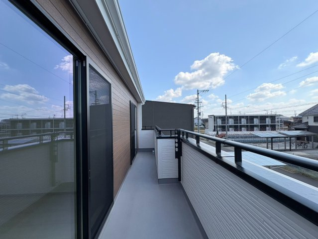 新築戸建　岐阜市東鶉5丁目　全5区画分譲のバルコニー|バルコニーは南向きで洗濯物もよく乾きます！強度と表面積硬度を持つFPRで防水しています。