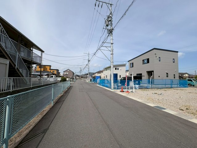 新築戸建　岐阜市東鶉5丁目　全5区画分譲の前面道路含む現地写真|「現地（2026年4月6日）撮影」　　
■前面道路　
■ヤマダ不動産　株式会社リライフ