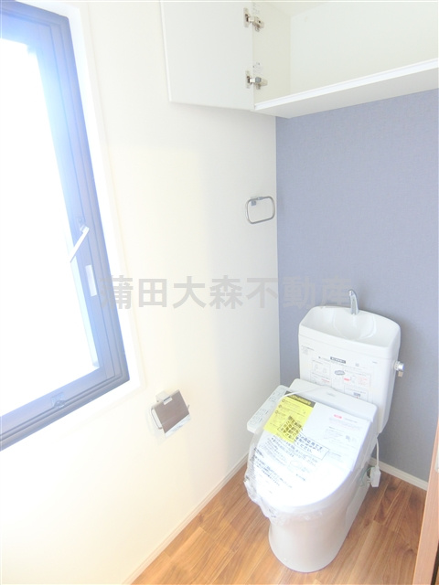 プリメーラ池上のトイレ|窓と温水洗浄便座付きのトイレ