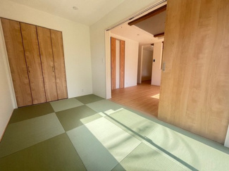 【和室】 | 東広島市八本松南4丁目【限定1棟】 | 縁なしの半畳タタミを採用した、モダンな印象の5帖和室です。押入れタイプの収納も完備しており、来客用の布団や季節物の片付けにも便利。独立した客間としても、リビングの延長としても多目的に活用できます。