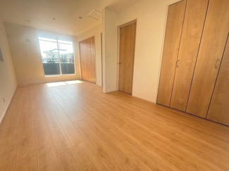 【洋室】 | 東広島市八本松南4丁目【限定1棟】 | 2面採光で明るい2階の居室。各部屋にクローゼットが備え付けられており、お部屋を最大限に広く使えます。バルコニーへ繋がる大きな窓からは心地よい光が差し込み、寝室や子供部屋に最適な空間です。