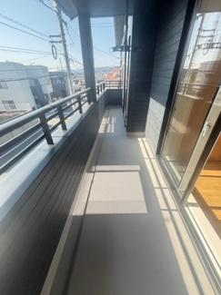 【バルコニー】 | 東広島市八本松南4丁目【限定1棟】 | 奥行きを確保したインナーバルコニー。深い軒（のき）があるため、急な雨でも洗濯物が濡れにくく安心です。南側に面しており日当たりも良好で、プライバシーを守りながら外の空気を感じられる設計です。