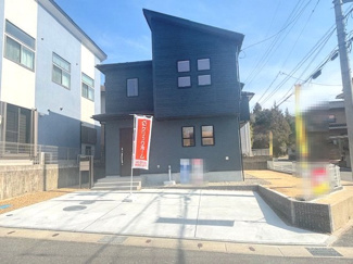 【外観】 | 東広島市八本松南4丁目【限定1棟】 | 片流れ屋根が特徴的なモダンなフォルム。玄関ポーチには階段を設け、道路からのプライバシーに配慮されています。窓の配置を工夫することで、外観のアクセントとともに室内への効率的な採光を実現しています。