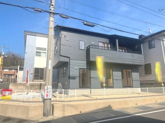 【外観】 | 東広島市八本松南4丁目【限定1棟】 | ネイビーを基調としたスタイリッシュな外観。並列で2台駐車可能なカースペースを確保しており、来客時にも便利です。角地のような開放感があり、周囲からの視線を遮りつつ採光を取り入れやすい設計となっています。