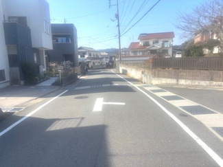 【前面道路含む現地写真】 | 東広島市八本松南4丁目【限定1棟】 | 物件前面は、見通しの良いゆとりある幅員の道路に面しています。交通量も落ち着いており、小さなお子様がいるご家庭や、お車の出し入れが苦手な方でも、安心感を持って日々の生活を送れる環境です。