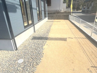 【庭】 | 東広島市八本松南4丁目【限定1棟】 | 建物サイドには、砂利敷きと真砂土で整えられたスペースがあります。家庭菜園や物置の設置など、用途に合わせて活用可能です。フェンスで区切られているため、隣地との境界も明確で管理がしやすい仕様です。
