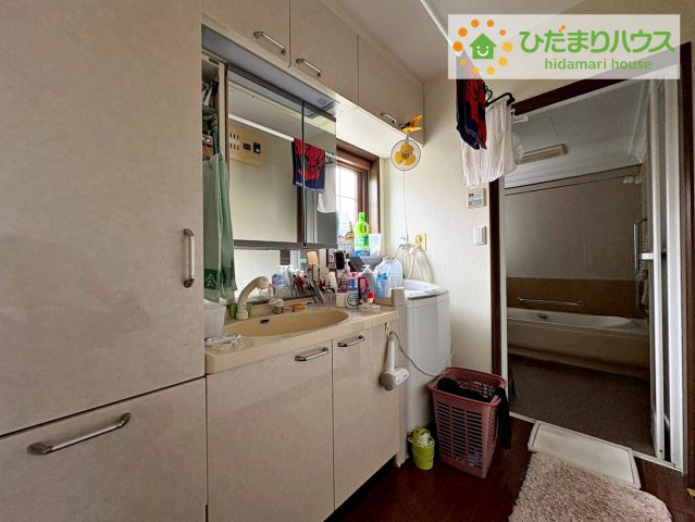 日立市滑川本町3丁目の洗面所|ゆったりとした洗面所には物入れを完備！タオルや洗剤をしまえます(^^)/