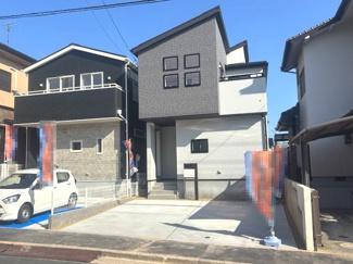 【外観】 | 南区向洋新町2丁目【全2区画】No1 | モノトーンを基調としたスタイリッシュな外観デザイン。高低差の少ない平坦なカースペースを確保しており、並列での駐車もスムーズです。前面道路との境界もすっきりとしており、お車の出し入れがしやすい設計です。