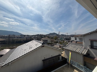 【展望】 | 東広島市黒瀬切田が丘3丁目　1棟 | バルコニーからは周囲に高い建物がなく、開放感あふれる景色が広がります。遠くの山々を望むことができ、四季折々の自然の移ろいを感じられる贅沢なロケーション。日当たりも良く、毎日を明るい気持ちで過ごせます。
