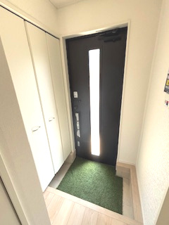 【玄関】 | 東広島市西条町寺家（寺家駅）全6区画　NO1【角地】 | 家族の靴がスッキリ収納できます☆