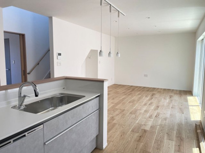 【キッチン】 | 【NEXT-STEP HOME】▼△まるで注文住宅のような建売▼『大屋根と1階完結型の家』△▼ | ◆2026年7月19日撮影◆考え抜かれた家事ラク動線が魅力◆キッチン奥にはパントリー、独立脱衣所の隣にはウォーインクローゼット、ウッドデッキへの出入りができるランドリールームで洗濯が楽になる動線です◆