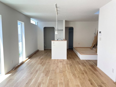 【キッチン】 | 【NEXT-STEP HOME】▼△まるで注文住宅のような建売▼『大屋根と1階完結型の家』△▼ | ◆2026年7月19日撮影◆キッチン前には3帖のタタミスペースを設けました(これから畳が入ります♪)◆キッチンからもよく見えるので、お子様のお昼寝場所としてもピッタリです◆