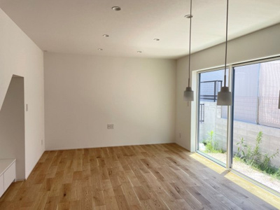 【居間・リビング】 | 【NEXT-STEP HOME】▼△まるで注文住宅のような建売▼『大屋根と1階完結型の家』△▼ | ◆2026年7月19日撮影◆LDK18.3帖の長方形なので、家具の配置がしやすいのもポイントです◆
